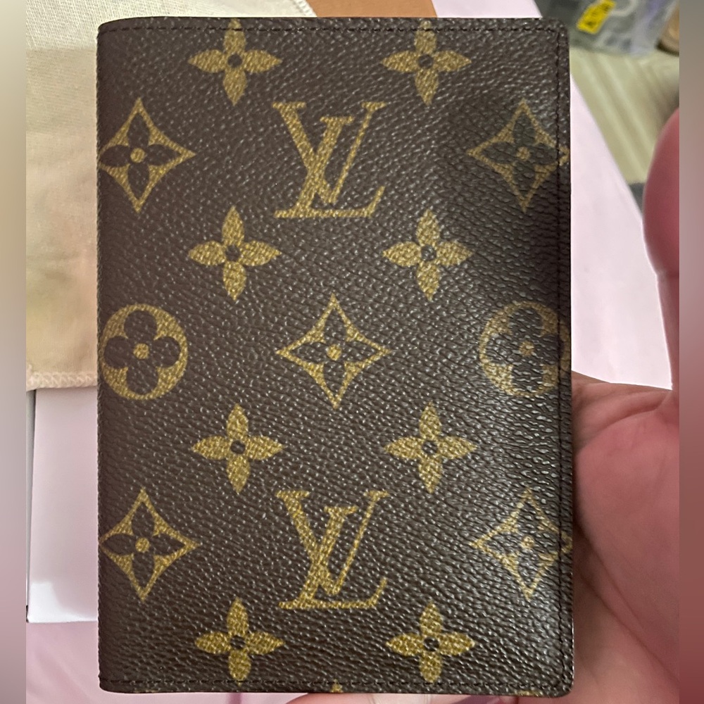 #0020-0614 LOUIS VUITTON MONOGRAM PASSPORT HOLDER<————. (614)